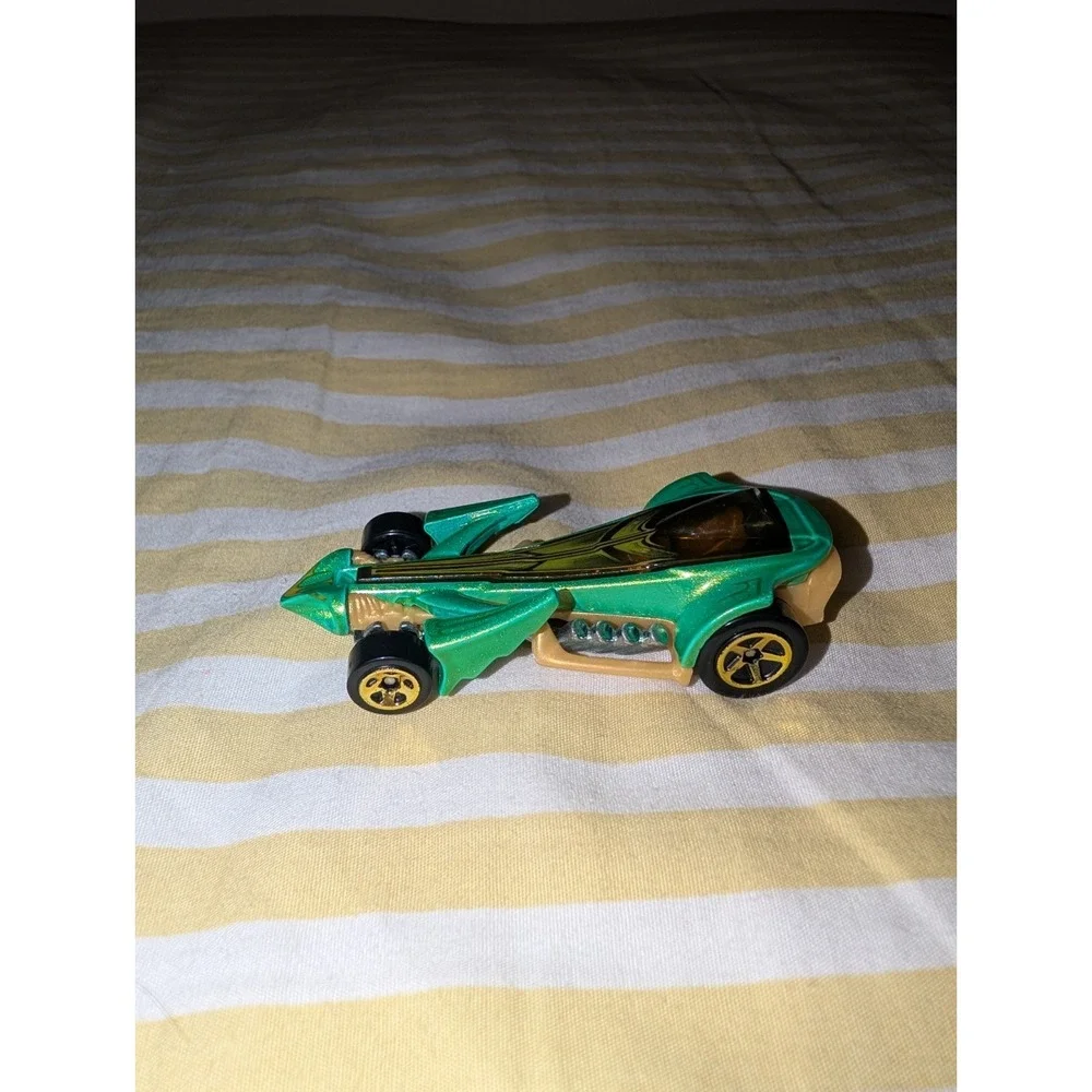 Hot Wheels Preying Menace Street Beasts Green 2013 Diecast Car 1:64 Mattel